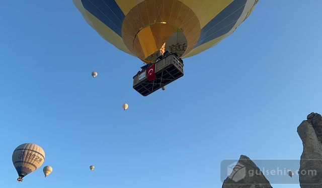 Kapadokya’da sıcak hava balonları 30 Ağustos Zafer Bayramı için havalandı