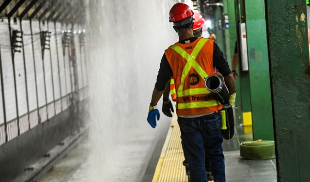 Abd New York Kentinde 127 Yıllık  Su Şebekesi Patladı Metro Sular Altında