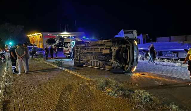 Servis minibüsü devrildi: Ortalık bir anda yangın yeri oldu