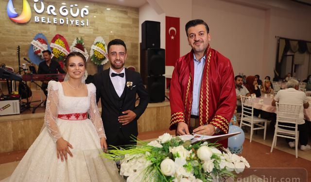 Mehmet Aktürk genç çiftin nikahını kıydı