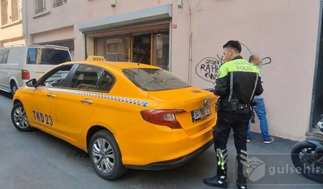 İstanbul Eminönün de Ehliyeti Olmayan Kaçan Taksiyi  Motosikletli Polisler Yakaladı.