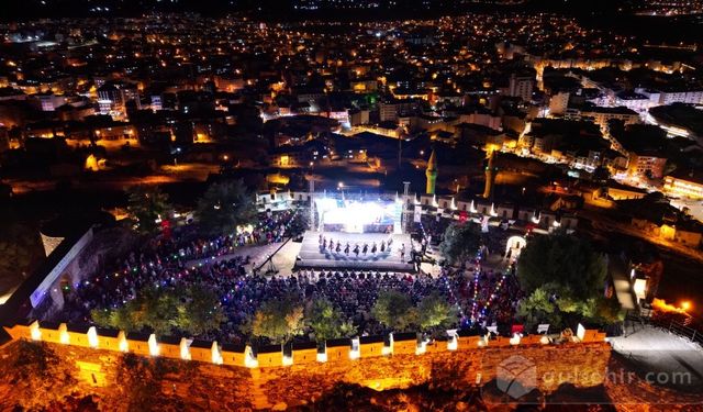 Kayaşehir Halk Oyunları Festivali mest etti