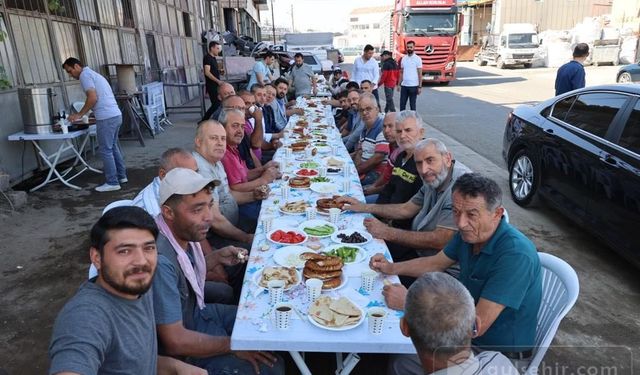 Emre Çalışkan esnaflar ile bir arada