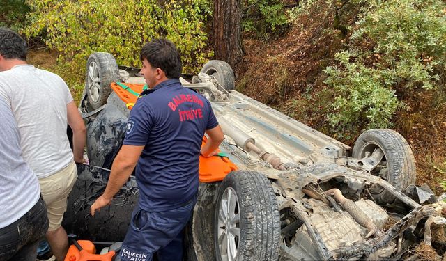 Balıkesir'in Sındırgı ilçesinde Otomobil Uçarak Düştü