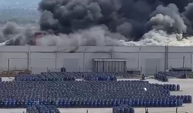 İzmir'de Büyük Yangın:''Çok Sayıda İtfaiye Müdahale Ediyor''