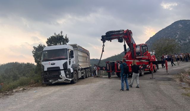 Freni Patlayan Mezarlığa Giren  Kamyon Kazasında:'' Ölü Sayısı 6' ya Yükseldi''