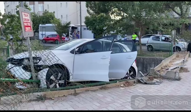 Gönende Trafik kazası:''Savrulan Otomobil Su Kanalına Uçmaktan Son Anda Kurtuldu 1 Kİşi Yaralandı''