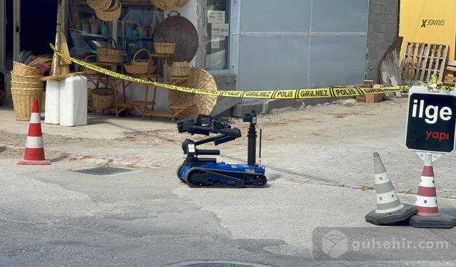 Osmaniye'de:''Yol Kenarında Bulunan Paket Panik Yarattı''Yol Trafiğe Kapatıldı