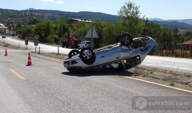 ''Belediye Başkanı Ölümden Döndü''Makam Aracı Otomobil İle Çarpıştı:2 Yaralı