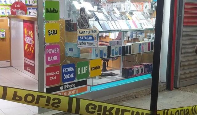 Adana'da Hasımlarından Kaçıp Telefoncuya Sığındı: Şüphelilerin İş Yerini Kurşunladığı Anlar görüntülendi