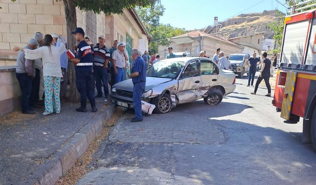 Nevşehir'in Ürgüp İlçesinde Direksiyon Hakimiyetini Kaybetti Yayalara Çarptı:''1 Ölü''