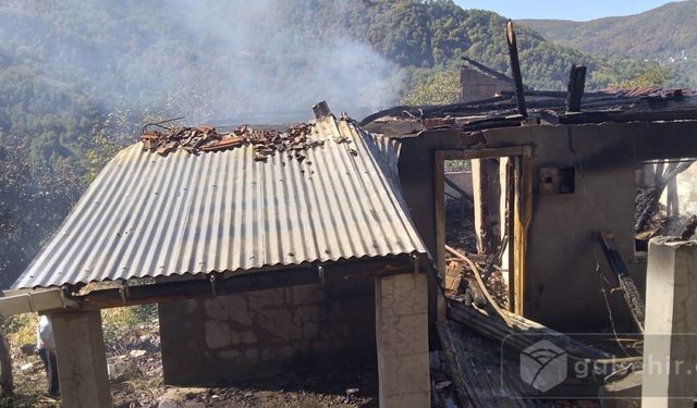 ''Kastamonu'nun Cide İlçesinde Bir Ev Alev Topuna Döndü''