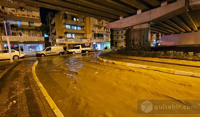 ''Kuşadası’nda Kısa Süreli Yağmur Yolları Felç Etti''