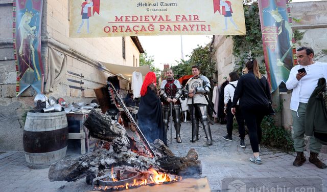 "Tarihi Orta Çağ Panayırı" İzleyenlere Görsel Şölen Sundu