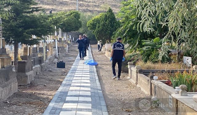 Mezarlıkta Kalbinden Bıçaklanmış Erkek Cesedi Bulundu