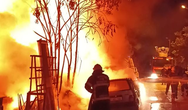 Odun Deposunda Çıkan Yangında : "30 Ton Tahta ve Bir Otomobil Yanarak Kül Oldu