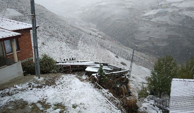 "Zirveye Kar İndi: Anzer Yaylası'nın Beyaza Büründü"