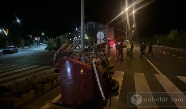 Nevşehir’de Aşırı Hızlı Giden Otomobil Trafik Lambasına Çarparak Durabildi: ''2 Yaralı''