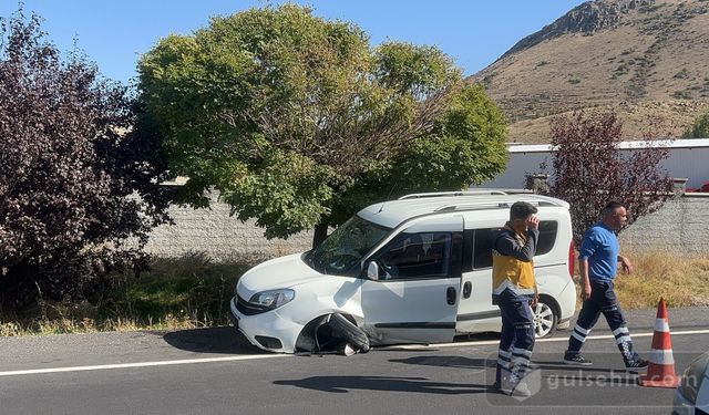 ''Nevşehir'de Hafif Ticari Araç Refüje Çarptı 4 Kişi Yaralandı''
