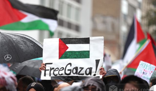 'Almanya'dan Filistin’e Ağzı Bantlı Destek Yürüyüşü'