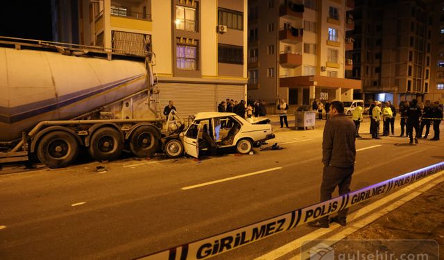 Tıra Arkadan Çarpan Otomobil Kağıt Gibi Parçalandı: 1 Ölü, 4 Yaralı