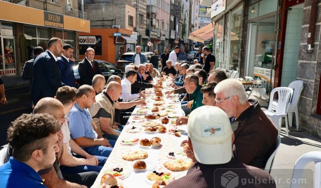 Başkan Rasim Arı Lale Caddesi Esnafı ve Vatandaşlarla Buluştu