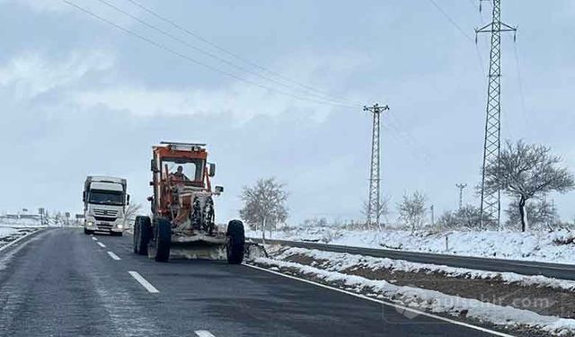 Nevşehir-Gülşehir Havaalanı Yolunda Kar Temizleme Çalışmaları Aralıksız Sürüyor