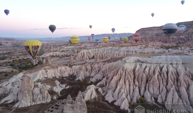 Kapadokya'da Renkli Balon Gökyüzünü Süsledi: UNESCO Mirası Üzerinde Ateşli Yükseliş Büyüledi