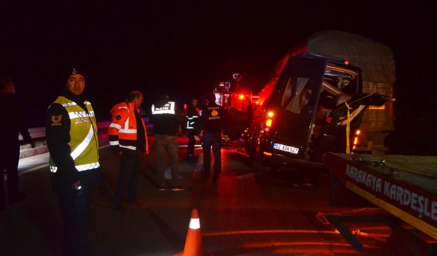 Amasya Yolu Üzeri Tiyatrocuları taşıyan minibüsle kamyonun çarpıştığı kazada 3 kişi öldü, 8 kişi yaralandı