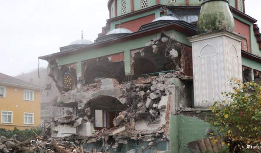 Düzce depreminde ağır hasar gören cami yıkıldı