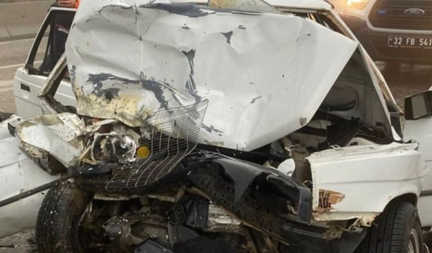 Burdur'da tırla çarpışan otomobildeki bir kişi öldü, bir kişi yaralandı