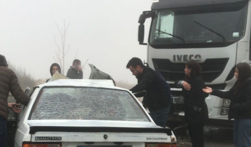 Burdur'da tırla çarpışan otomobildeki bir kişi öldü, bir kişi yaralandı