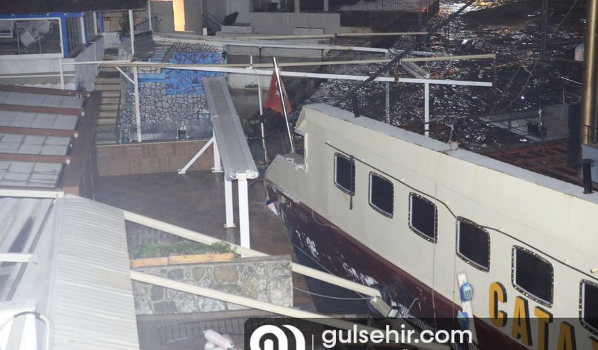 Bodrum'da kuvvetli rüzgar nedeniyle sürüklenen tekne