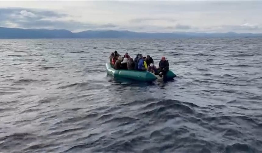 Çanakkale'de Türk kara sularına itilen 17 göçmen kurtarıldı.