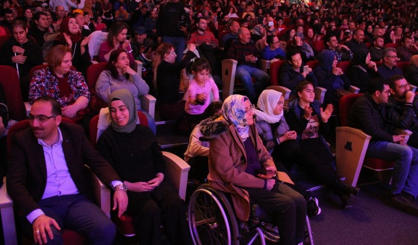 Kayseri'de konser veren sanatçı Orhan Hakalmaz engelli bireylerle türkü söyledi