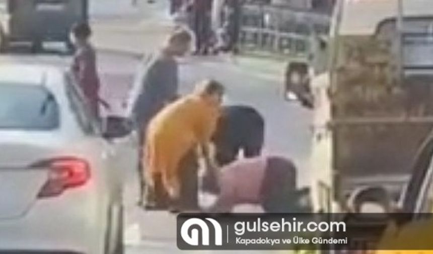 Burdur'da kadın ve kızının sokakta darbedilmesi kameraya yansıdı