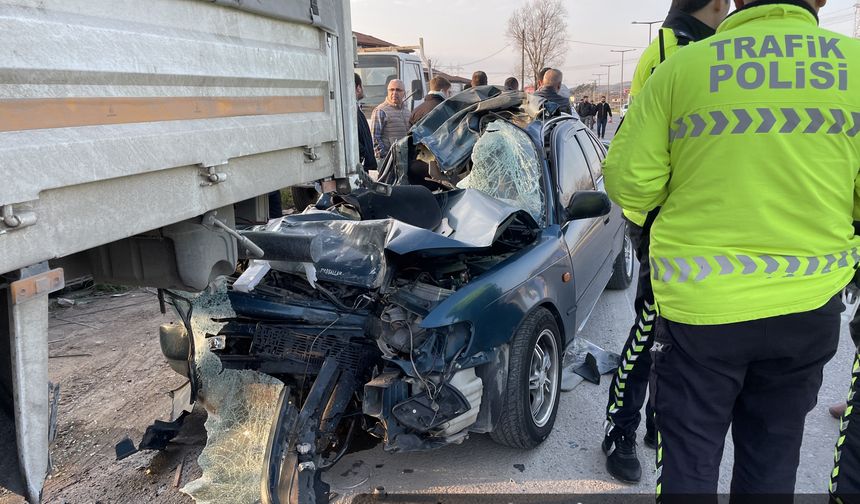 Sakarya'da kamyona çarpan arabada 1 ölü