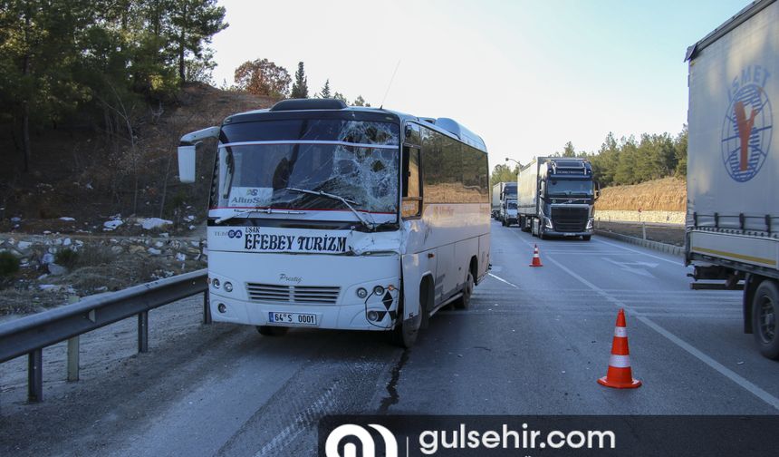 Uşak'ta işçi servisi kamyona çarptı, 5 yaralı