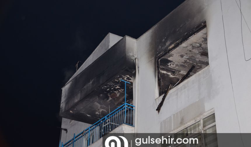 Antalya'da 4 katlı binanın en üst katında yangın çıktı