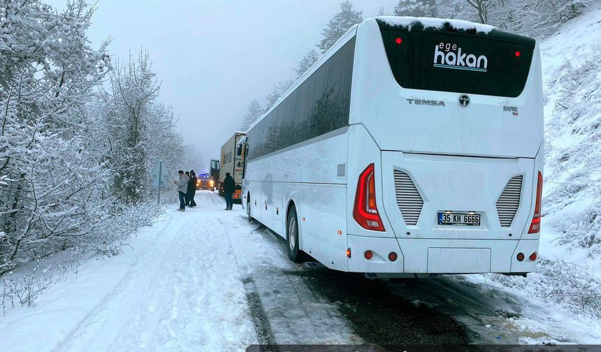 Bolu'da Güney Koreli turistler karda mahsur kaldı