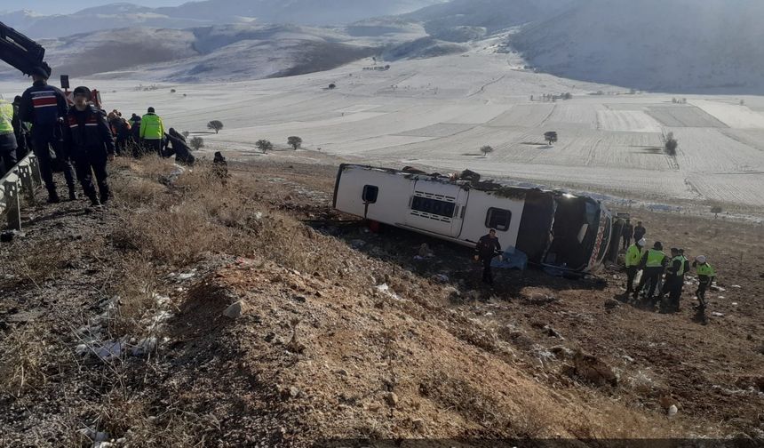 Afyonkarahisar'da yolcu otobüsü devrildi, 8 ölü