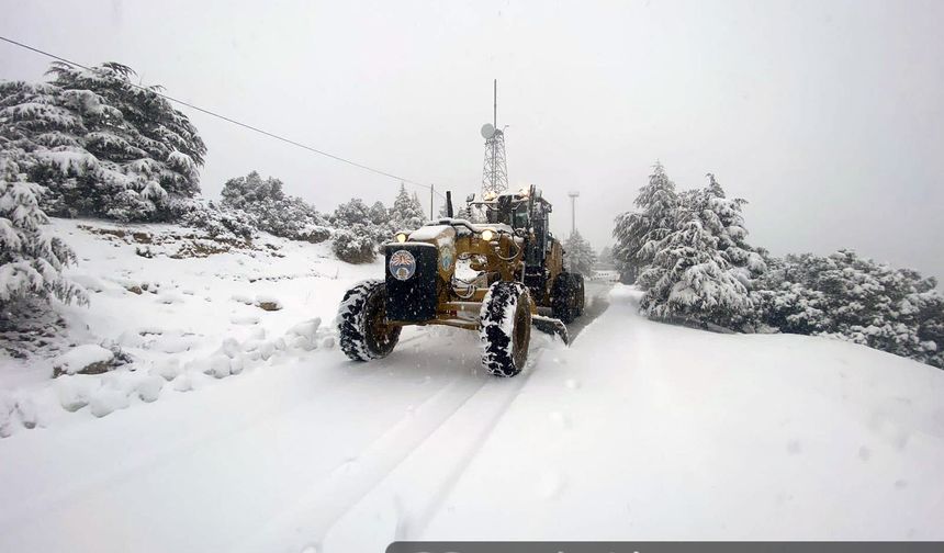 Antalya'da kar çalışmaları gerçekleştiriliyor