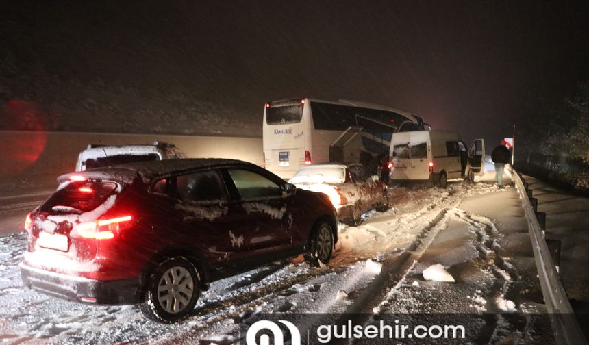 Denizli'de kar yağışı trafiği aksattı