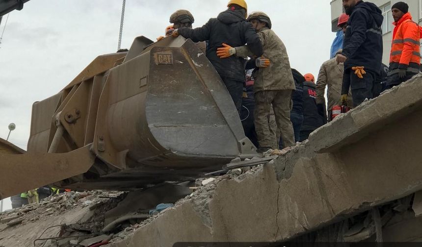 Diyarbakır'da 56 saat sonra enkazdan bir kadın kurtarıldı
