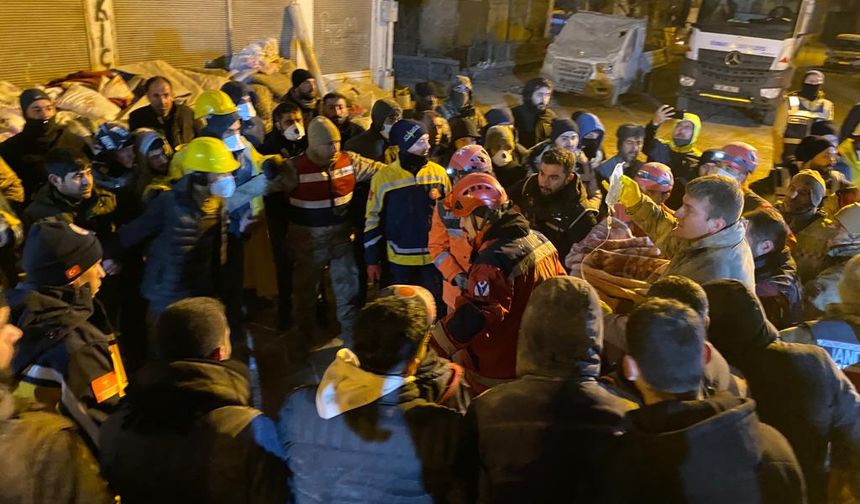 Diyarbakır'da 72 saat sonra enkazdan bir kadın sağ çıkarıldı