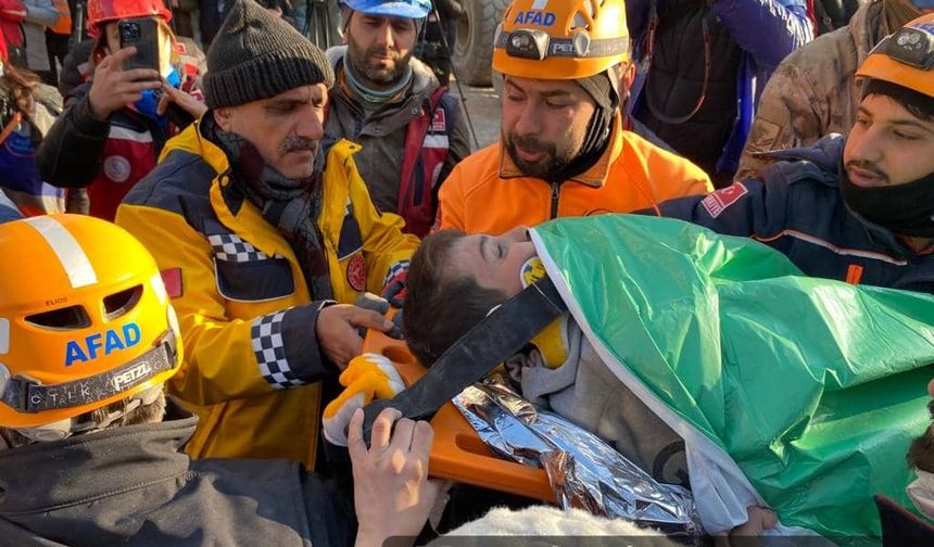 Diyarbakır'da anne ve oğlu enkazdan 101 saat sonra çıkarıldı