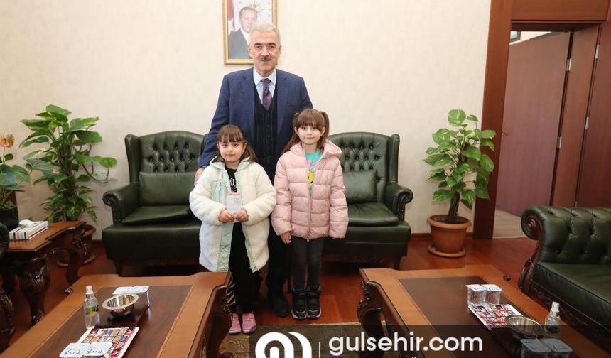 Eskişehir'de 2 öğrenci harçlıklarını bağışladı