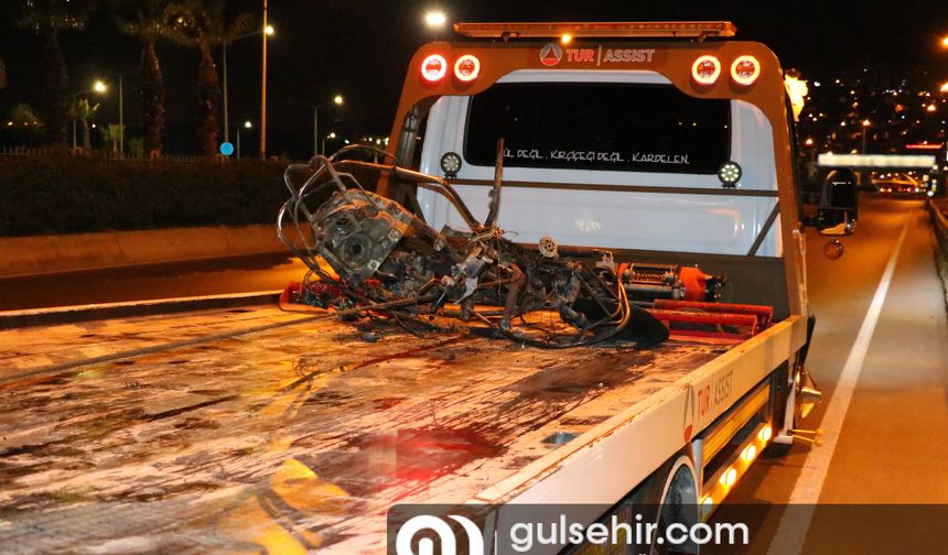 İzmir'de ticari araçla çarpışan motosiklet alev aldı, 1 ölü