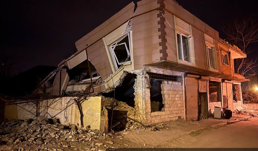 Hatay depremi yüzünden Osmaniye'de bir ev çöktü