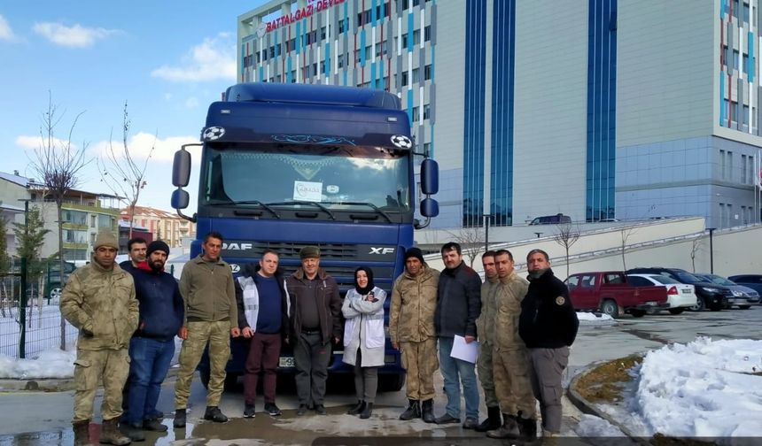 Gönüllü tır şoförü Azerbaycan'dan Malatya'ya yardım getirdi